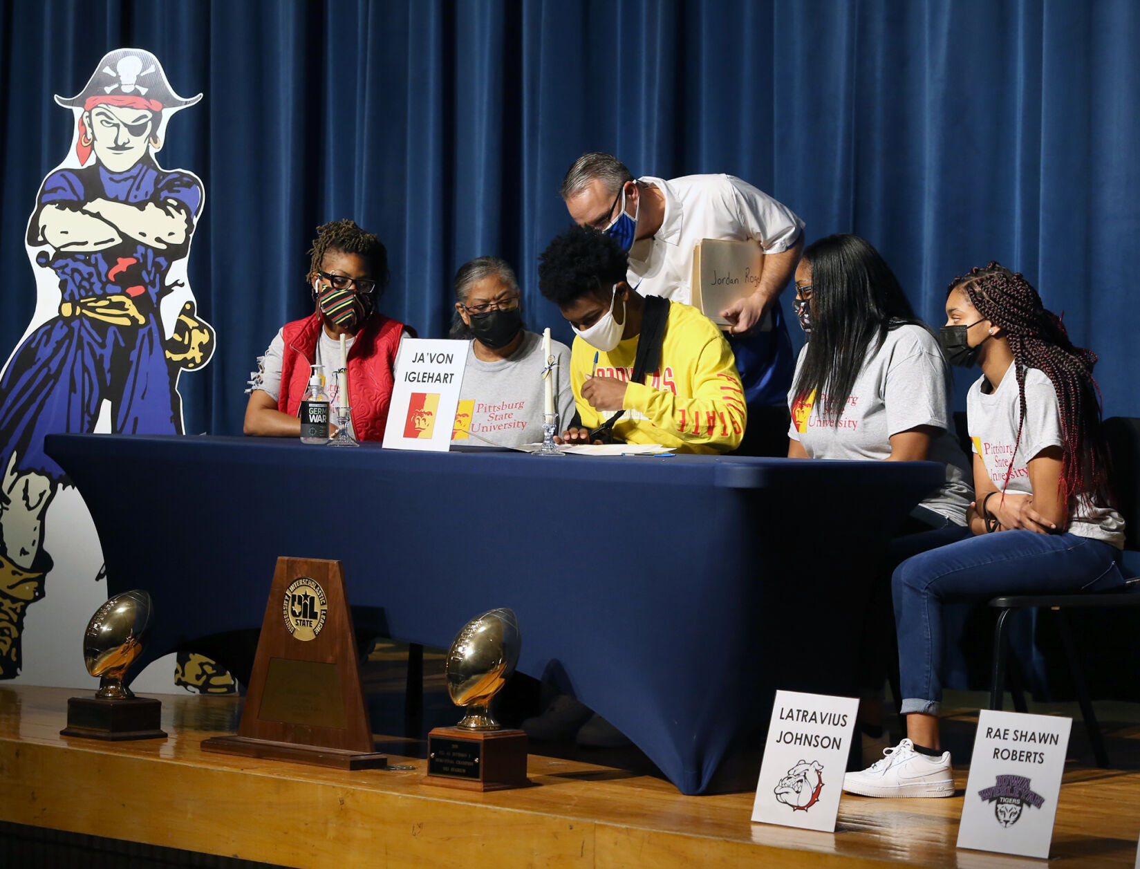 020421-wac-spt-lavega=signing-jl8.JPG